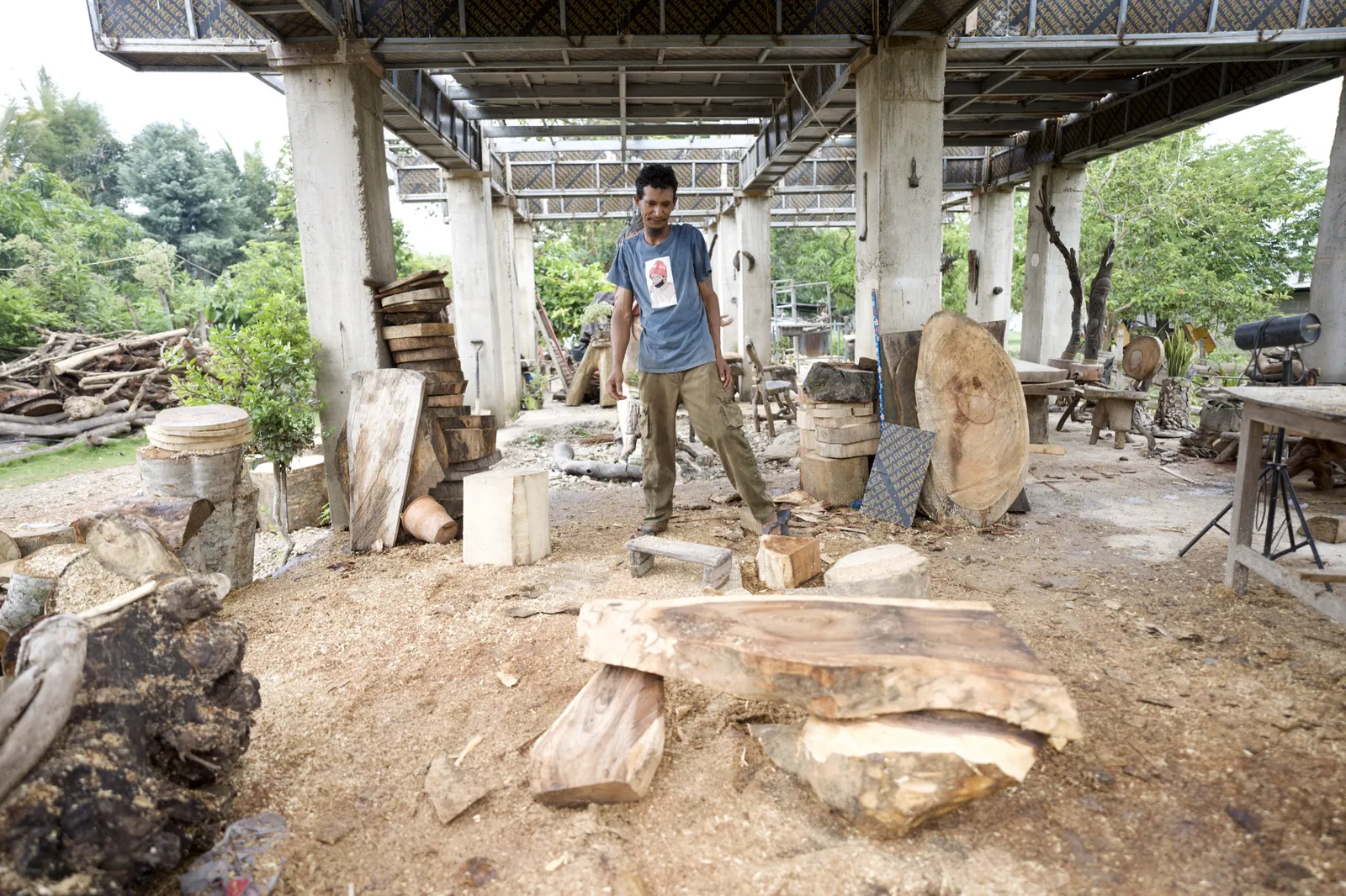 Wood carving at EASEL Arts, Aileu