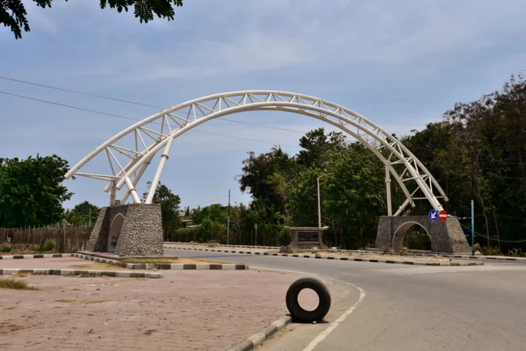 Estátua do Presidente Nicolau Lobato — File:Presidente Nicolau Lobato International Airport, 2018 (01).jpg