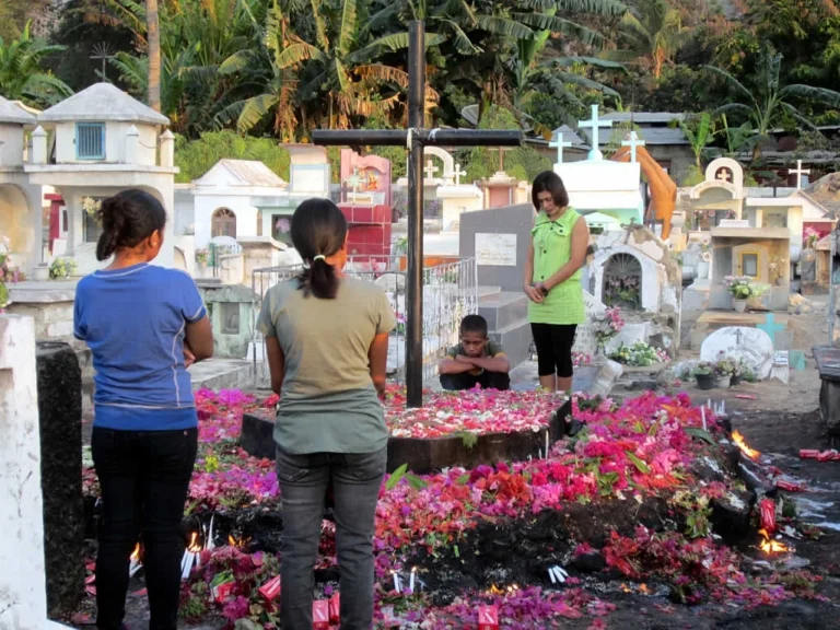 Cemitério de Santa Cruz — File:Santa Cruz Cemetery (6395937961).jpg