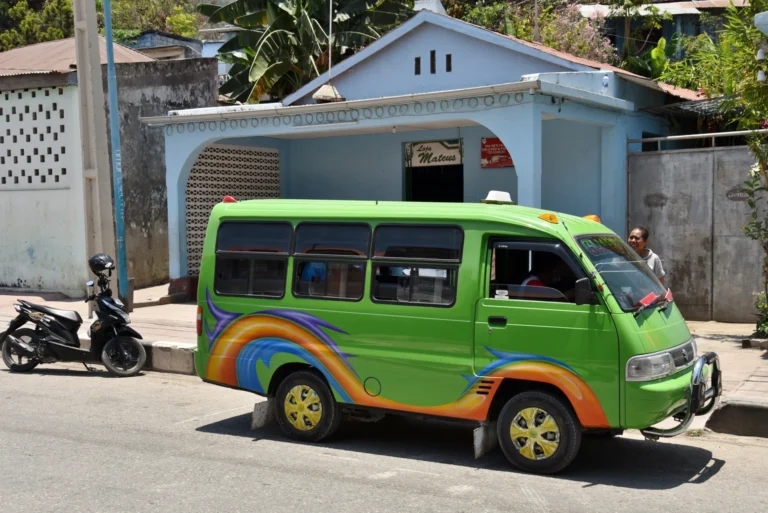 Rezidensia Igreza Katedral Santo Antonio de Baucau — File:Mikrolet, Baucau, 2018 (01).jpg
