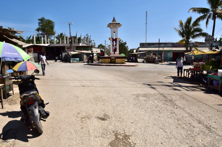 Igreja Sagrado Coracao de Jesus Vila-Nova Baucau — File:Roundabout in New Town of Baucau, 2018 (01).jpg