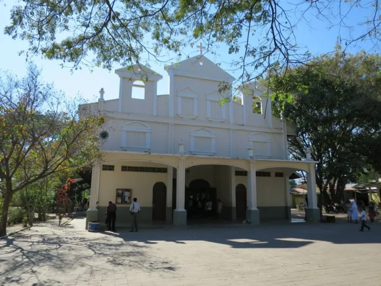 Igreja Sao Jose Aimutin — File:01 Igreja de Aimutin - Comoro, Dili 9.8.14.jpg